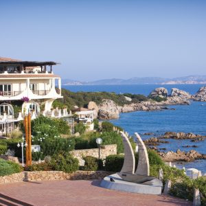 Flugreise nach Sardinien – 4*-Club Hotel Baja Sardinia